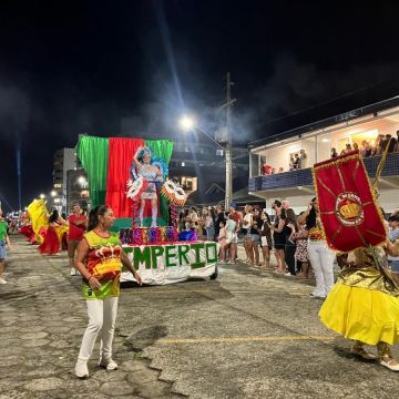 Blocos e escola de samba agitam a avenida durante o Carnarroio 2026