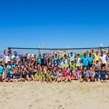 O Open de Vôlei de Praia da Base Taça Sicredi reúne diversos atletas na orla central