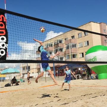 O Open de Vôlei de Praia da Base Taça Sicredi reúne diversos atletas na orla central