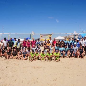 O Open de Vôlei de Praia da Base Taça Sicredi reúne diversos atletas na orla central