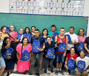 Alunos da EJA recebem novos materiais escolares 