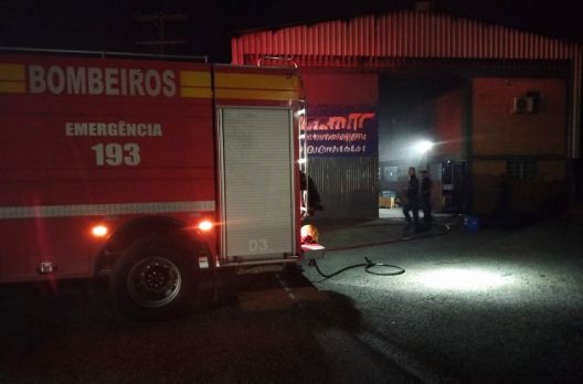 Sequência de incêndios mobiliza bombeiros e deixa área devastada na região Sul de SC