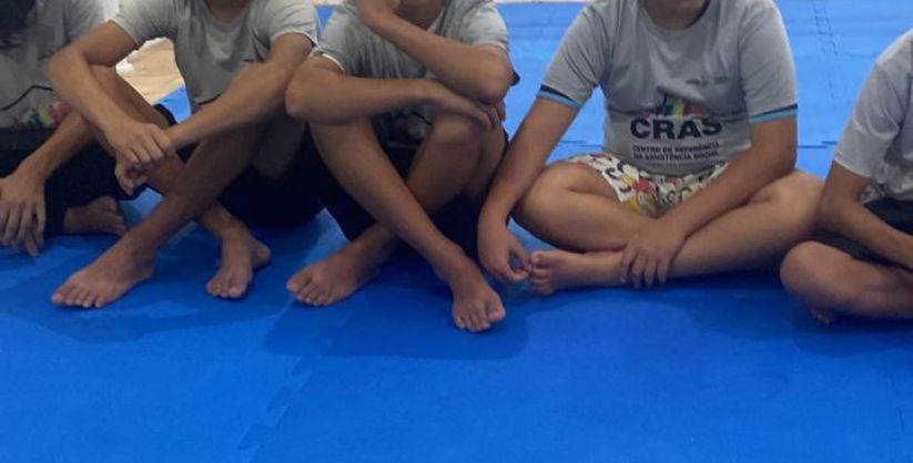 Jovens do CRAS participam de vivência de jiu-jitsu na Amai-vos