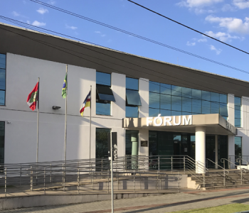 Homem com mandado por roubo é preso após se apresentar no Fórum de Araranguá