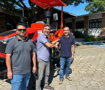 Trator reforça setor pesqueiro em Araranguá