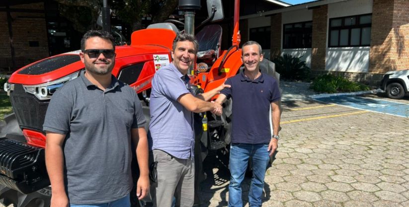 Trator reforça setor pesqueiro em Araranguá