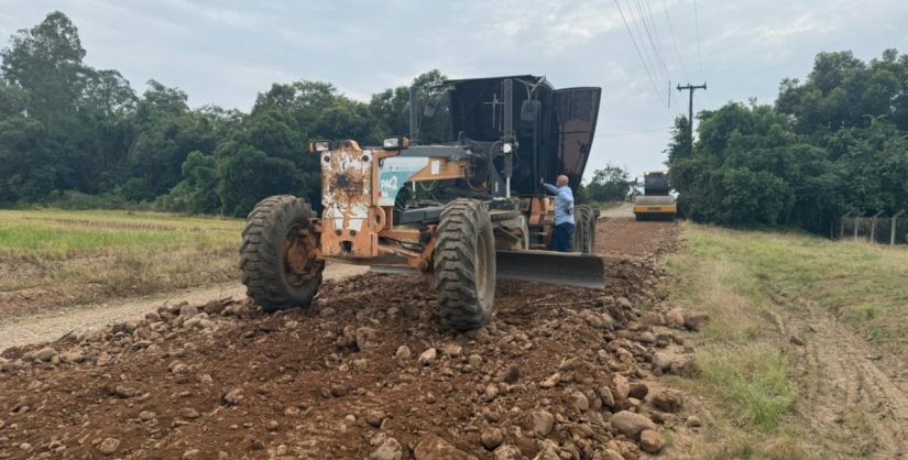 Meleiro intensifica melhorias em estradas e amplia serviços no interior
