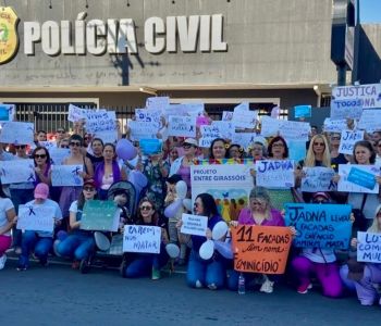 Comunidade de Araranguá se mobiliza em caminhada pelo fim da violência contra a mulher 