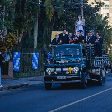 Coroação da padroeira, relatos de milagres e procissão por bairros marcam festa de Nossa Senhora Mãe dos Homens em Araranguá
