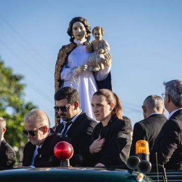 Coroação da padroeira, relatos de milagres e procissão por bairros marcam festa de Nossa Senhora Mãe dos Homens em Araranguá