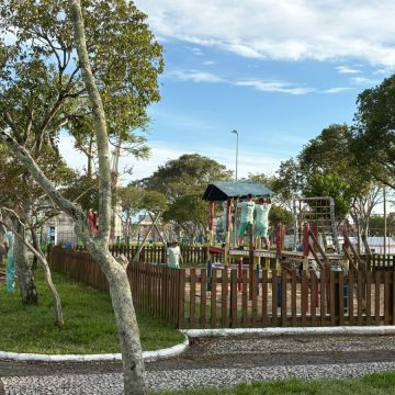 Praça da cidade alta ganha novo parquinho