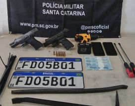 Dois foragidos da Justiça são presos com armas de fogo em Balneário Gaivota