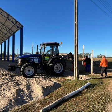 Inicia o cercamento da quadra da Escola Jaira Vieira Borges, na Praia da Caçamba
