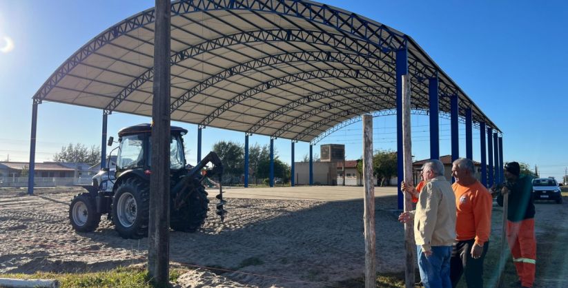 Inicia o cercamento da quadra da Escola Jaira Vieira Borges, na Praia da Caçamba