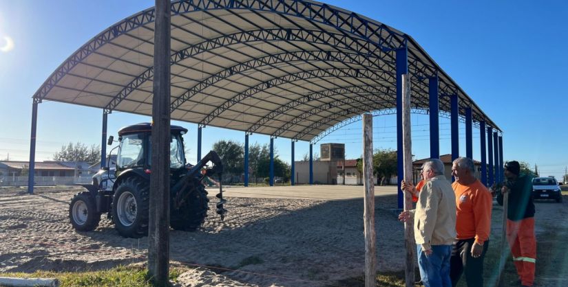 Inicia o cercamento da quadra da Escola Jaira Vieira Borges, na Praia da Caçamba