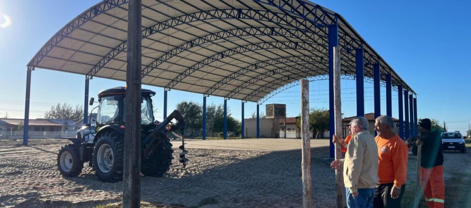 Inicia o cercamento da quadra da Escola Jaira Vieira Borges...