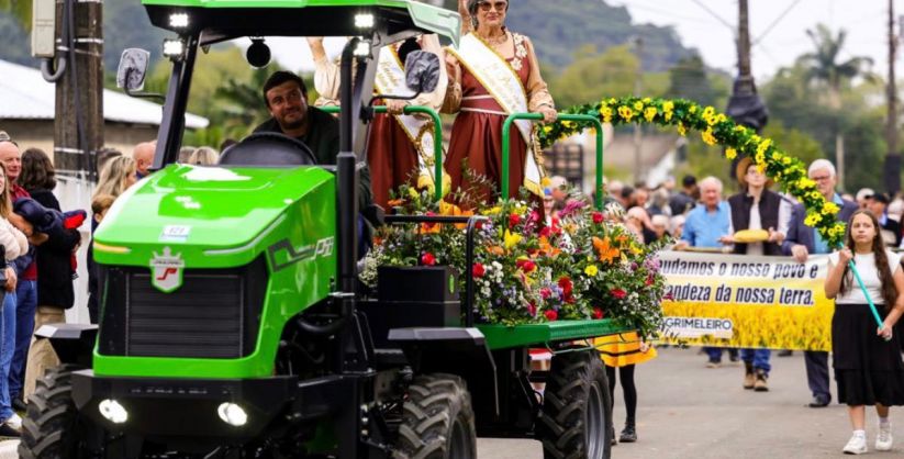 Em Meleiro no Sul do estado, governador de SC participa de desfile com 1390 tratores e destaca a força das pequenas propriedades para a agricultura catarinense