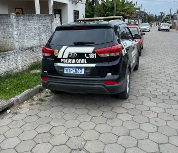 Polícia Civil cumpre mandado de busca e apreensão no bairro Barranca, em Araranguá.