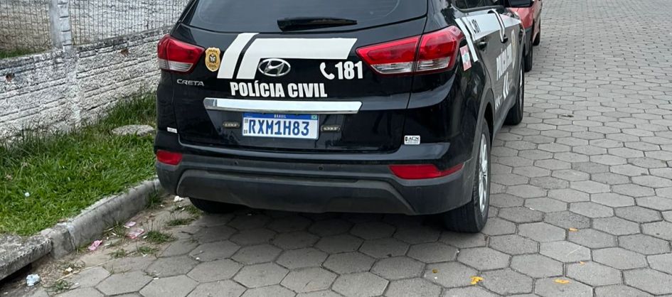 Polícia Civil cumpre mandado de busca e apreensão no bair...