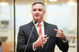 Deputado Cadorin participa de mobilização do Novo no Calçadão de Araranguá