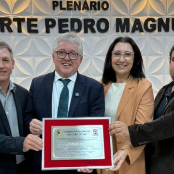 Em noite marcada pela emoção, São João do Sul concede seu mais alto reconhecimento ao deputado Tiago Zilli