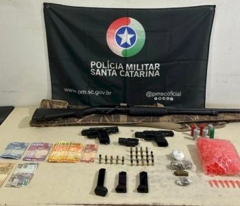 Armas, drogas e dinheiro são apreendidos em operação da PM no bairro Operária, em Araranguá
