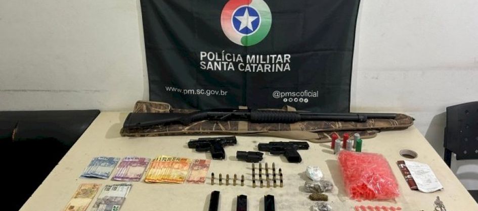 Armas, drogas e dinheiro são apreendidos em operação da ...