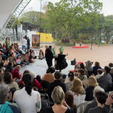 Praça Hercílio Luz recebe atração cultural