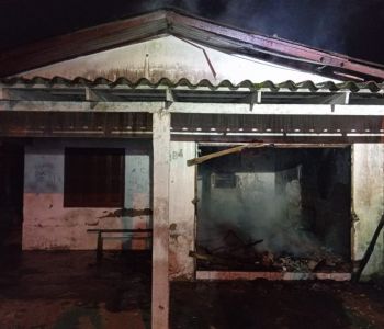 Incêndio atinge residência desabitada no bairro Itapoá, em Balneário Gaivota
