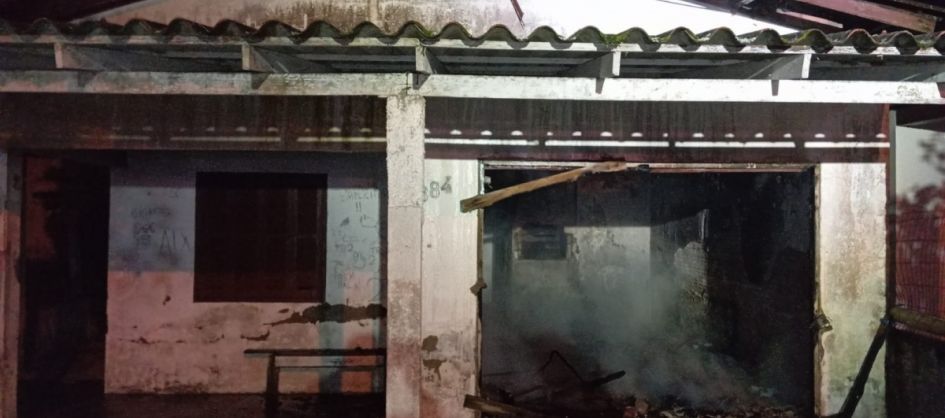 Incêndio atinge residência desabitada no bairro Itapoá, ...