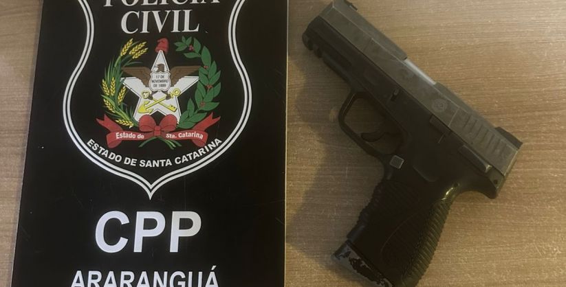Simulacro de arma usado em ameaças é apreendido durante cumprimento de mandado em Araranguá