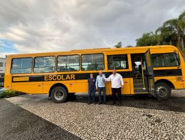 Meleiro renova frota municipal com aquisição de novo ônibus escolar e veículo para a Administração