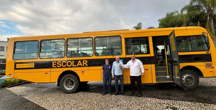 Meleiro renova frota municipal com aquisição de novo ônibus escolar e veículo para a Administração