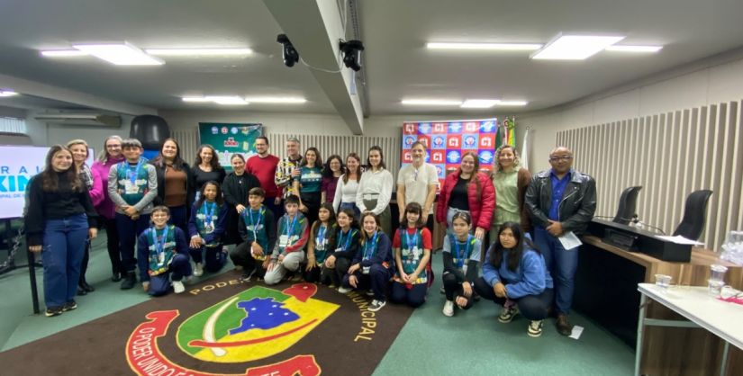 Soletrando Regional reúne 12 escolas em disputa pelo título de campeão da ortografia