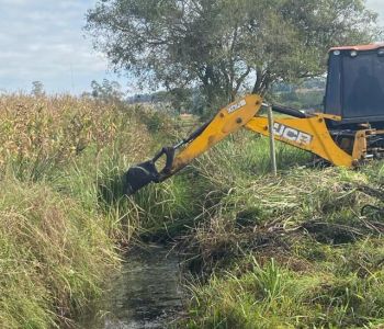 Prefeitura de Balneário Gaivota intensifica limpeza de canais e bueiros para prevenir impactos do El Niño no segundo semestre