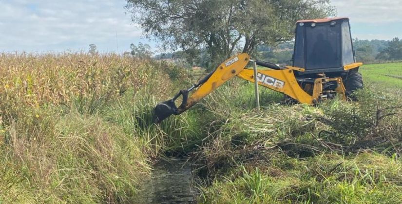 Prefeitura de Balneário Gaivota intensifica limpeza de canais e bueiros para prevenir impactos do El Niño no segundo semestre