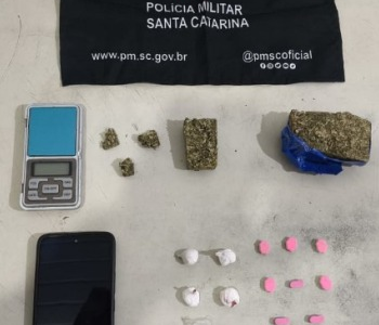 Homem é preso por tráfico de drogas durante cumprimento de mandado em Sombrio