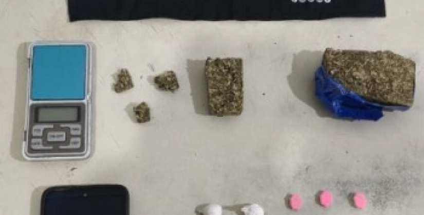 Homem é preso por tráfico de drogas durante cumprimento de mandado em Sombrio