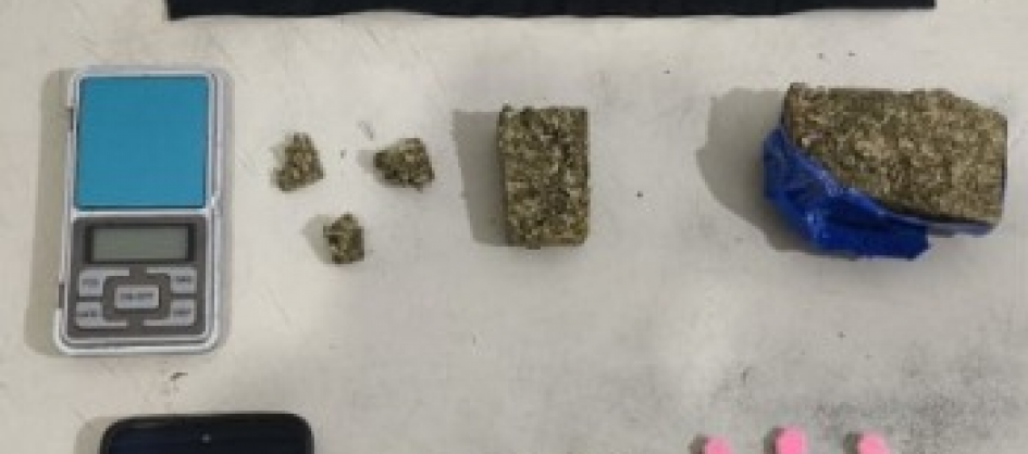 Homem é preso por tráfico de drogas durante cumprimento d...