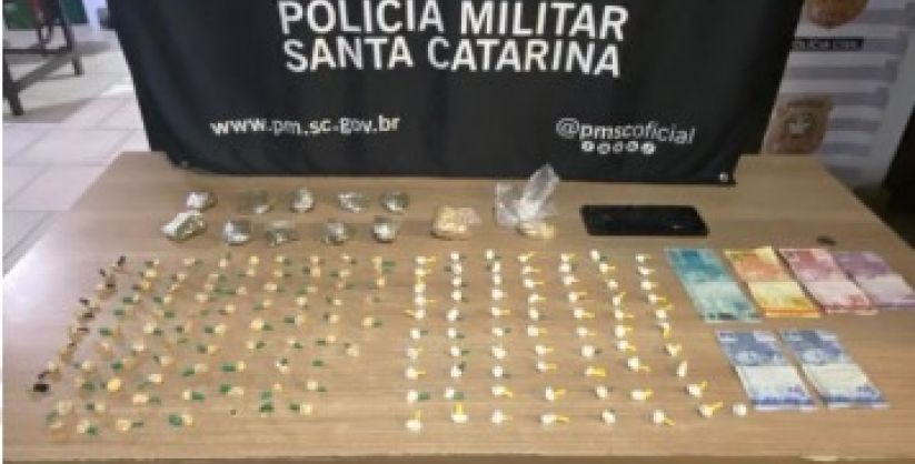 Gritos de socorro levam PM a ponto de tráfico e resultam na prisão de casal em Passo de Torres