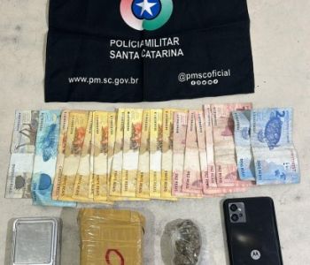 Após tentativa de fuga, homem é preso com drogas e dinheiro em Sombrio
