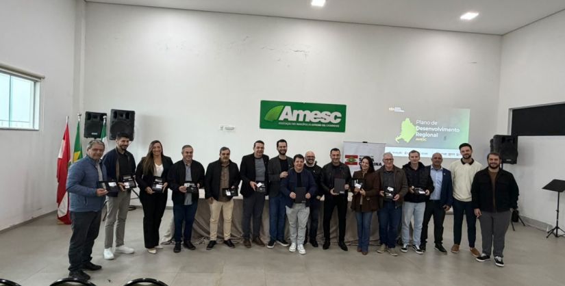 Assembleia de prefeitos da AMESC debate inovação, cultura, reforma tributária e desenvolvimento regional