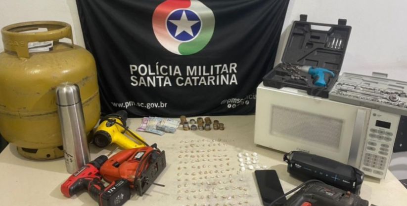 PM apreende mais de 130 pedras de crack e prende suspeitos por tráfico em Balneário Gaivota