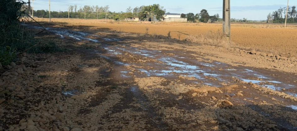 Prefeitura de Meleiro inicia terraplanagem na comunidade de...