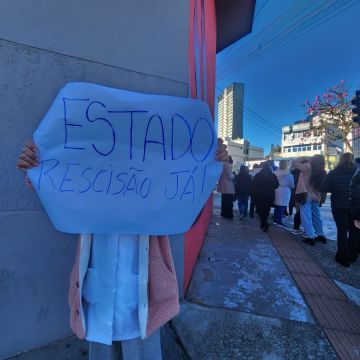 Trabalhadores do Hospital Materno Infantil protestam por pagamento de rescisões e piso da Enfermagem