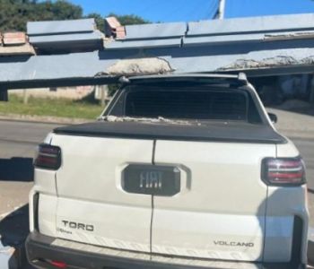 Estrutura desaba sobre veículo e causa danos materiais em Araranguá