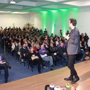 Palestra lotada de Arthur Igreja marca lançamento do FAN 2019