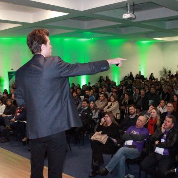 Palestra lotada de Arthur Igreja marca lançamento do FAN 2019