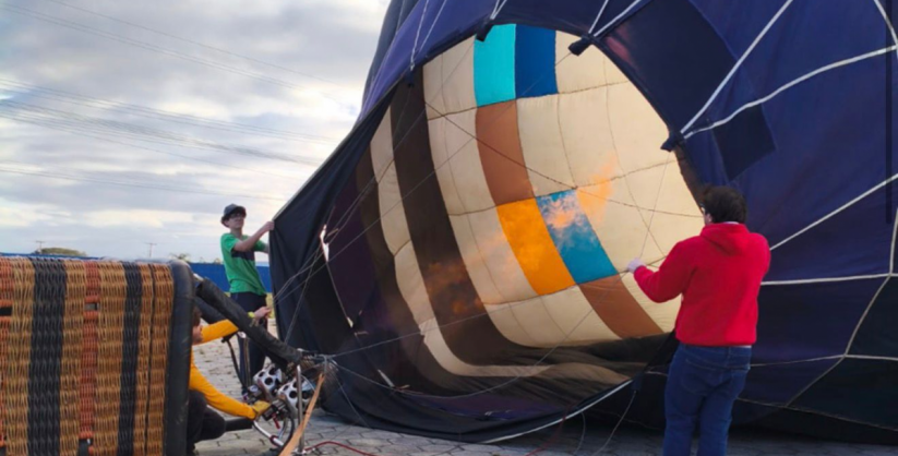 Céu colorido e adrenalina: Voo de lançamento dá o pontapé inicial para o 2º Festival de Balonismo de Balneário Gaivota