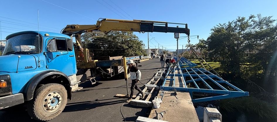 Com estruturas metálicas nas pontes, obras de revitalizaç...